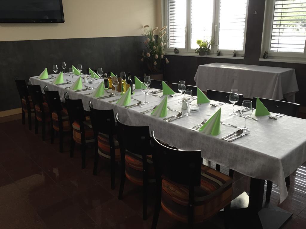Hotel Arena Chomutov Extérieur photo