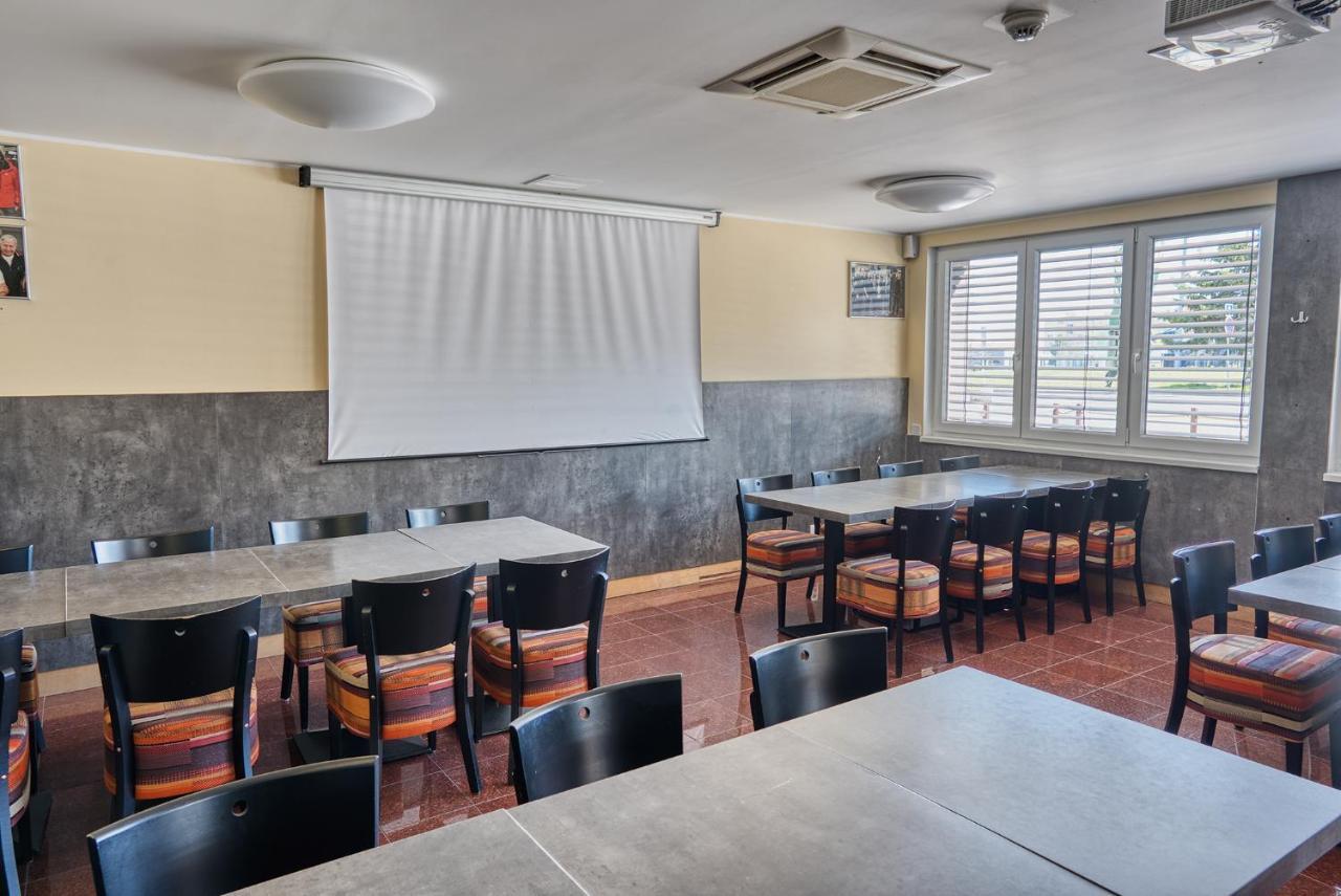Hotel Arena Chomutov Extérieur photo